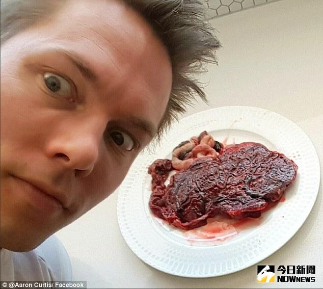 ▲柯蒂斯吃掉妻子產後留下的胎盤，稱味道很像肝臟。（圖／翻攝自dailymail）