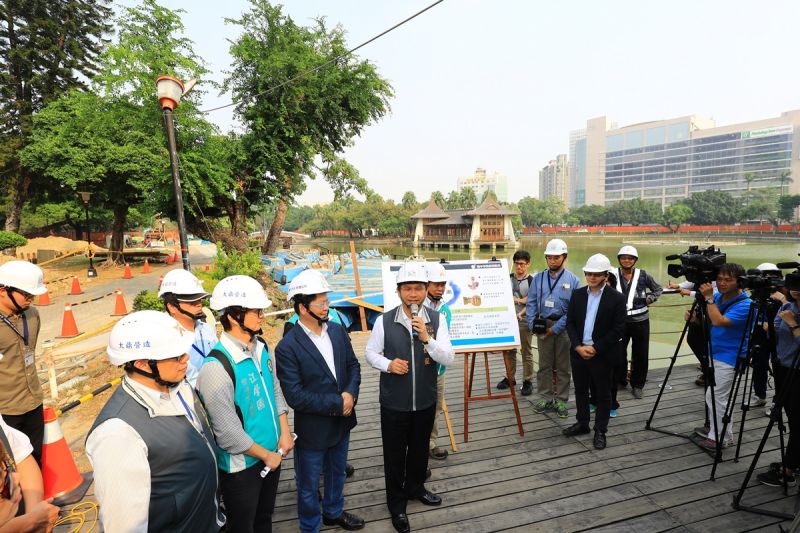 ▲圖說: 台中公園清淤，林佳龍市長說，未來搭配「綠空鐵道軸線計畫」長達1.6公里的「空中花園」，與「新盛綠川水岸廊道計畫」，將讓綠川與台中公園恢復昔日風華。