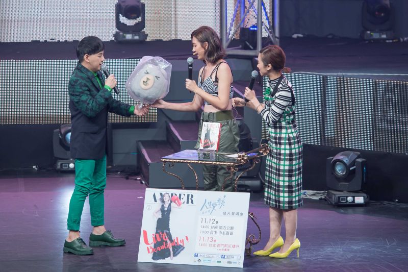 ▲安心亞（中）自招喝醉像金魚，被黃子佼（左）虧「別找運將吵架就好！」（圖／TVBS提供，2016.11.06）