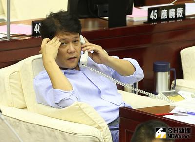 已婚的新黨台北市議員陳彥伯（圖）被媒體拍到與一名女子約會，21日公開道歉，下午他現身台北市議會出席市長施政報告質詢及答覆。中央社記者謝佳璋攝　105年9月21日