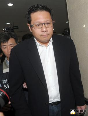 台北地檢署偵辦復興航空案，25日指揮調查局台北市調處搜索興航總部，並約談興航董事長林明昇（圖），晚間移送北檢複訊，面對大批媒體詢問不發一語。中央社記者施宗暉攝  105年11月25日