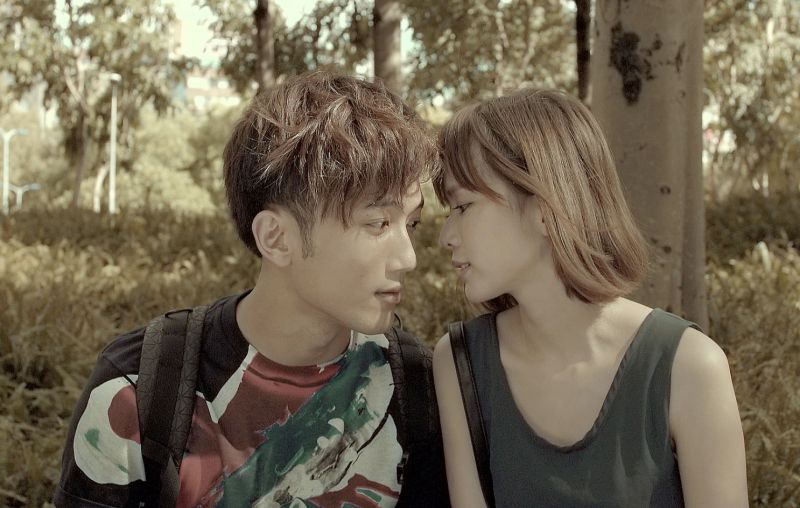 ▲楊程鈞（左）在MV中與方語昕飾演一對衰到不行的情侶。（圖／王子音樂提供，2016.11.30）
