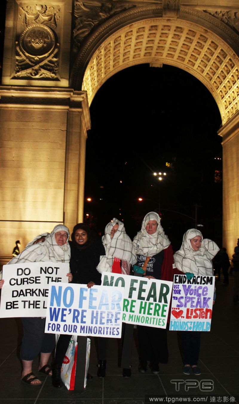 ▲地產大亨川普（Donald Trump）意外當選美國總統後，美國20多所大城爆發抗議示威。圖為紐約抗議人士。（圖／達志影像）