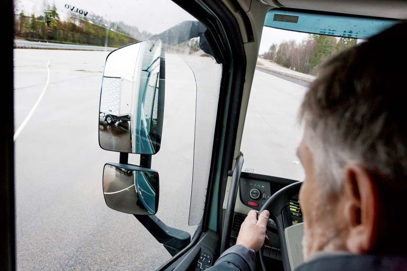 ▲我們一般常聽到「內輪差」，事實上，駕駛還存在其他視界死角，究竟一般轎車與大客車（貨車）的視線死角還有哪些？（圖／翻攝自網路）