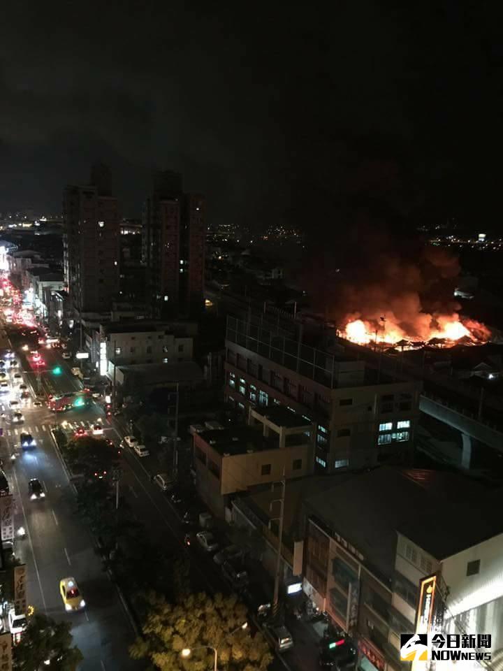 ▲台中潭子連棟平房火警，延燒19戶民宅。（圖／翻攝自爆料公社）