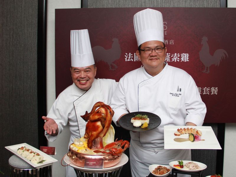 ▲台南晶英酒店行政總主廚盧偉強(左)與ROBIN'S副主廚鄭安宏聯合推出薩索雞套餐。