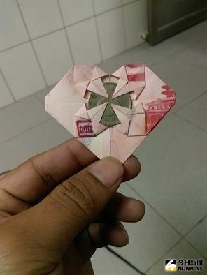 ▲網友神巧手，摺出百鈔吃硬幣愛心。（圖／翻攝自爆料公社）