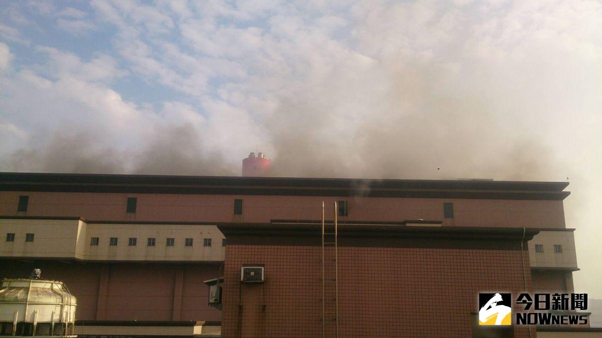 ▲高雄市政府環境保護局南區資源回收廠於105年12月2日下午約14時50分，因1號爐及3號爐焚燒疑似爆裂物，於進料口位置發生爆炸著火。（圖／記者何沛霖攝）