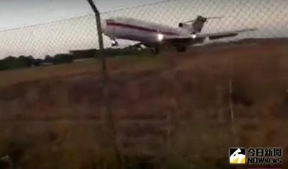 ▲哥倫比亞一架波音727貨機起飛時衝出跑道墜毀，造成5人死亡。（圖／翻攝自網路）