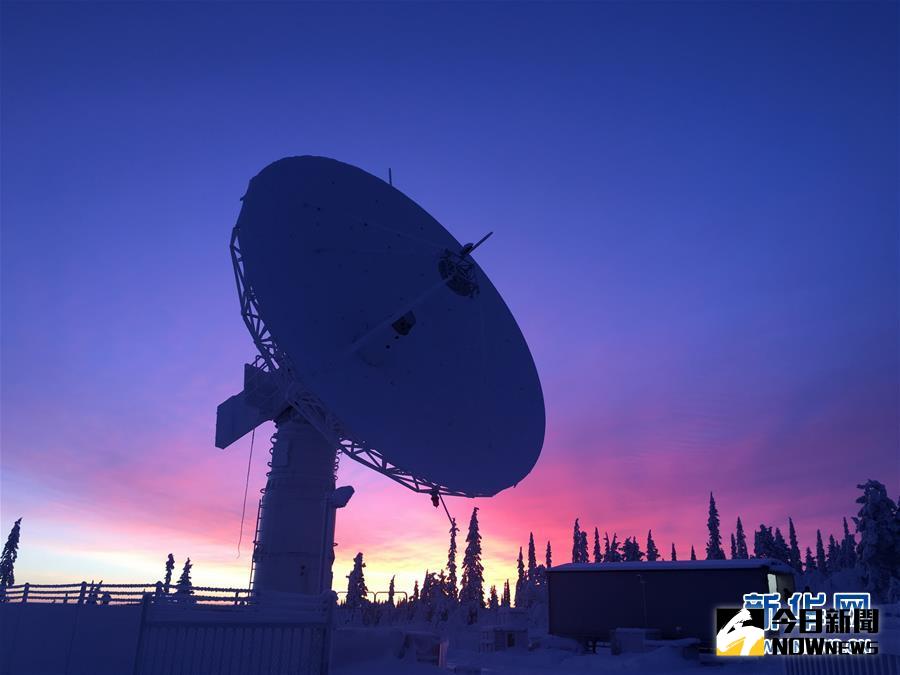 朝霞中的北極站。