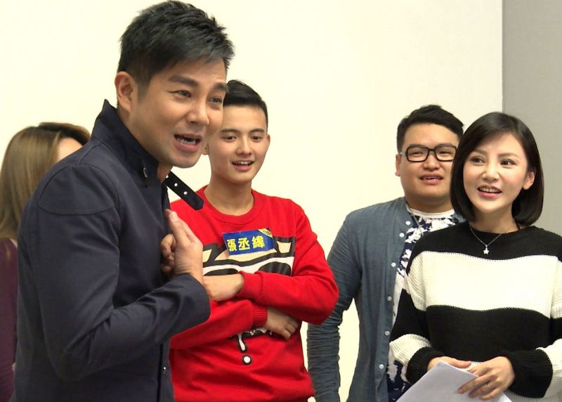 ▲謝承均（左）要新人演員不准演砸「高克威」不然誰就倒大楣。（圖／三立提供，2016.12.26）