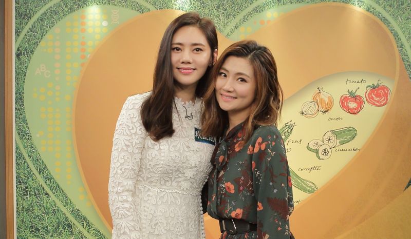 ▲Selina（右）稱辛拉麵要加牛奶才好吃，反被秋瓷炫打槍並非此意。（圖／年代提供，2016.12.26）