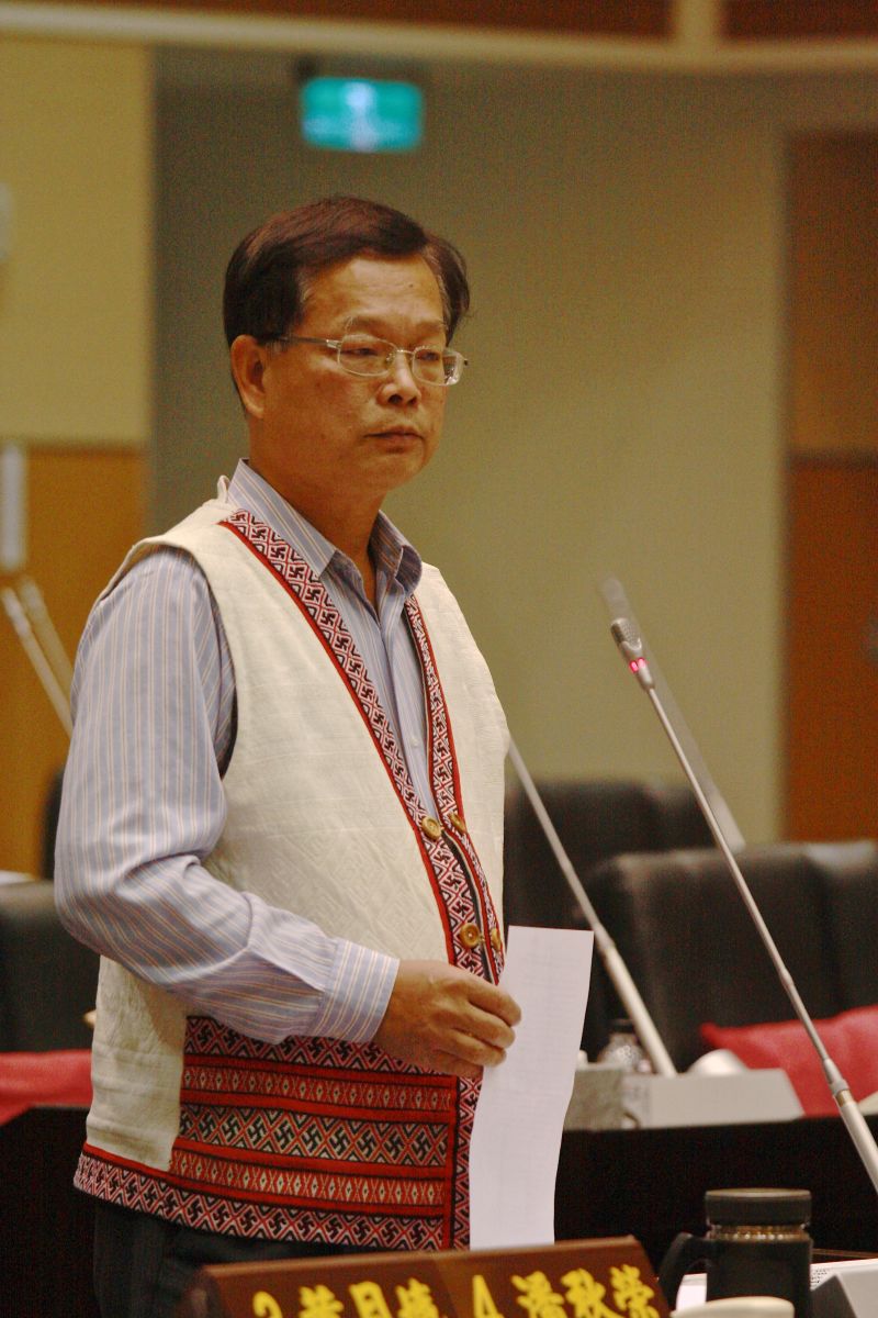 ▲原住民籍縣議員潘秋榮關心縣長率團前往大陸行銷事宜。（記者許素蘭／攝）