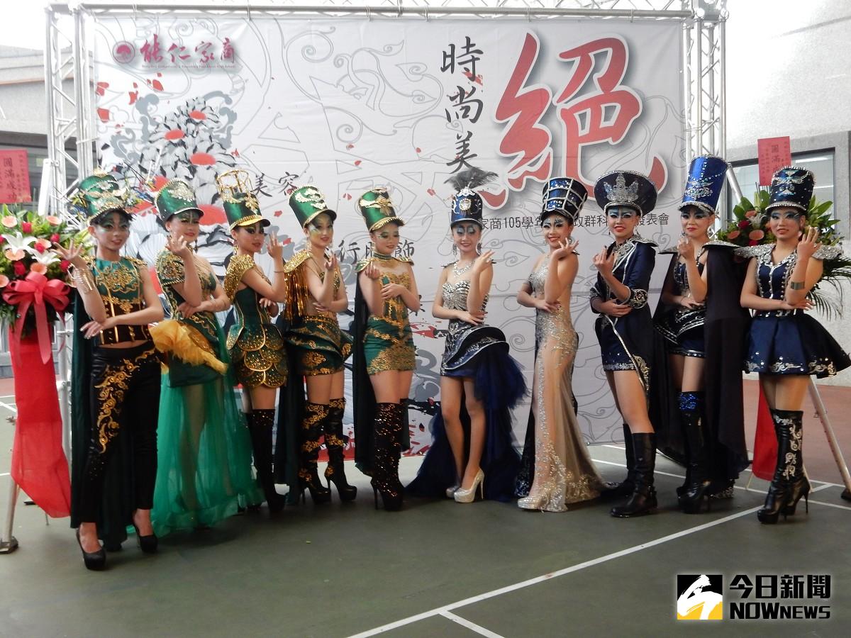 ▲能仁家商家事類科成果展發表會，流行服飾的大膽創新亮麗表現，堪稱北台灣最美。（圖／記者黃村杉攝）。