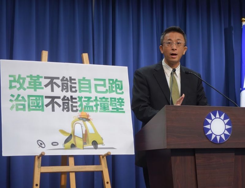 ▲針對總統蔡英文日前表示，「改革像是一場馬拉松」，國民黨文傳會副主委胡文琦5日諷刺說，根本像是要台灣人民喝下「巴拉松」。（圖／國民黨提供）