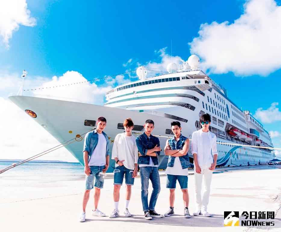 ▲偶像男團SpeXial前往日本沖繩拍攝寫真書。（圖／台灣角川提供，2016.12.02）