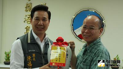 行政院政務委員張景森（右）8日以福建省主席身分到金門視察，金門縣長陳福海（左）贈金門高粱酒。中央社記者黃慧敏攝  105年6月8日