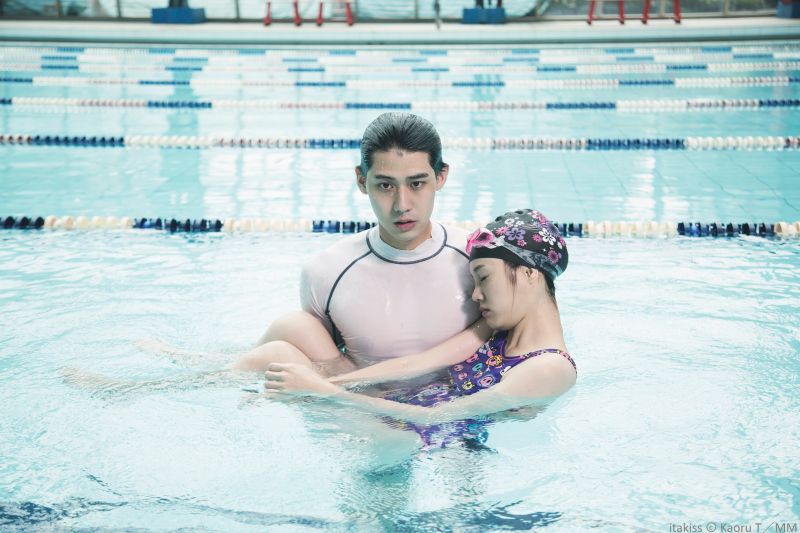 ▲李玉璽（後）上演英雄救美的戲碼。（圖／王牌娛樂提供，2016.12.21）