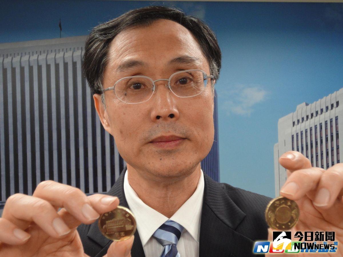 ▲中央銀行發行局長施遵驊表示，大陸新發行的人民幣5元普通紀念流通幣（左）與新台幣50元硬幣（右）圖案、大小及重量都明顯不同，不致遭民眾誤用。（圖／記者顏真真攝，2016.12.08）