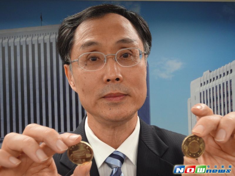 ▲中央銀行發行局長施遵驊表示，大陸新發行的人民幣5元普通紀念流通幣（左）與新台幣50元硬幣（右）圖案、大小及重量都明顯不同，不致遭民眾誤用。（圖／記者顏真真攝，2016.12.08）