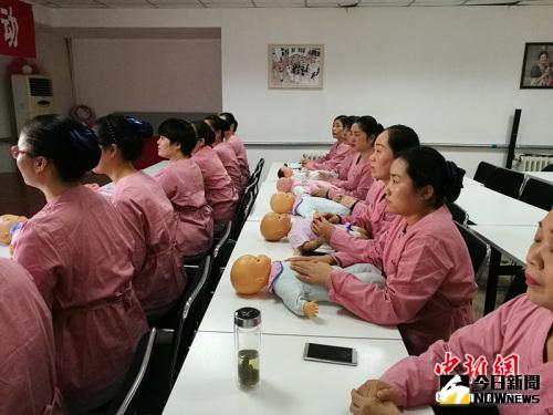 2016年12月15日，北京一家月嫂培訓公司正在進行嬰兒護理相關的實際操作訓練。