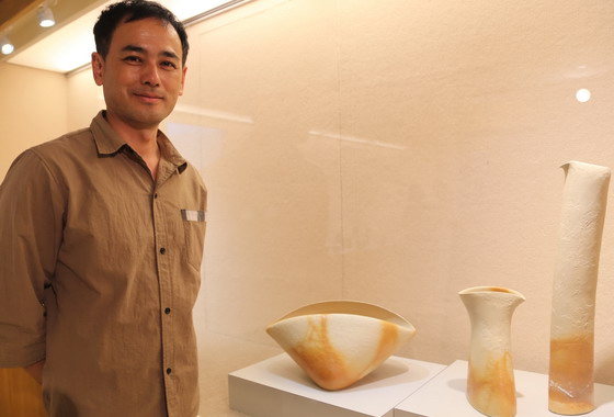 ▲連炳龍老師「疆界無邊」系列作品，單純線條的簡練原始風格，表現行雲流水、山嵐相映的自然景緻。〈圖／記者黃玿琮攝〉