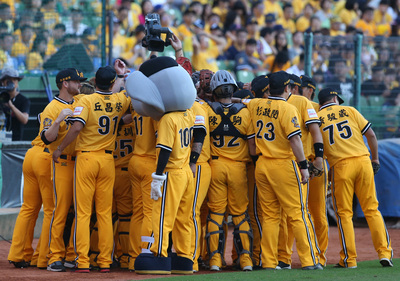 中華職棒總冠軍賽第6戰，29日在台中洲際棒球場開打，主場中信兄弟在系列賽2比3落後義大犀牛，29日力拚打進第7戰。圖為中信兄弟選手賽前集氣。中央社記者張新偉攝　105年10月29日