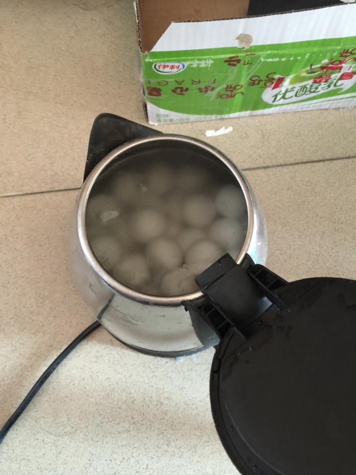 ▲用熱水壺煮湯圓，煮完竟變水煮蛋。（圖／翻攝自ptt）