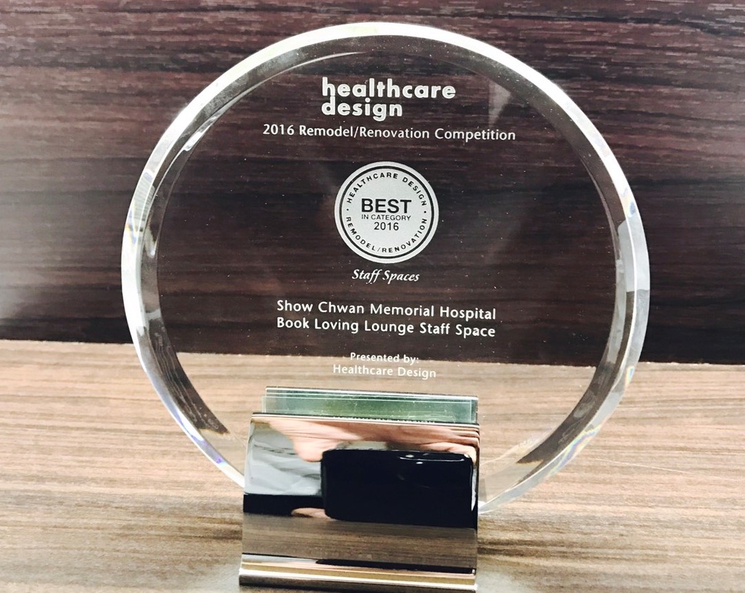 ▲彰化秀傳醫院「愛書人休閒俱樂部」的員工餐飲、休憩場所，參加美國健康設計雜誌Healthcare Design  Magazine所舉辦的第七屆年度醫療空間翻修比賽\\(員工生活空間組\\) 榮獲最佳醫療設計獎。（圖／記者鄧富珍攝）
