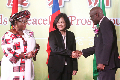 總統蔡英文（中）18日在台北出席「2016年『歡慶非洲日』酒會」，並與聖多美普林西比駐台大使金達斯（右）等人握手致意。中央社記者吳翊寧攝　105年11月18日