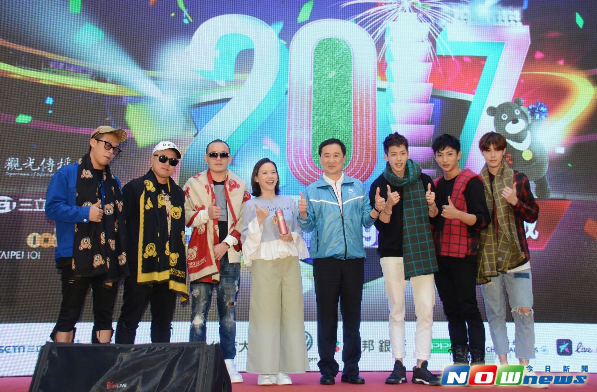 ▲玖壹壹（左起）曾寶儀、副市長陳景峻、SpeXial出席「2017台北最High新年城」跨年記者會。（圖／記者林調遜攝，2016.12.20）