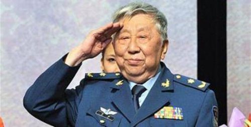 86歲著名劇作家、詞作家閻肅。