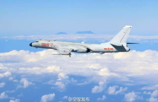 ▲中國大陸空軍官方微博帳號16日發布1張轟-6K轟炸機在雲端上飛行照片，陸媒判斷飛機後方的山脈可能是台灣玉山或是北大武山。不過，我國國防部表示，相關報導是媒體臆測。（圖取自中國大陸空軍官方微博 weibo.com）