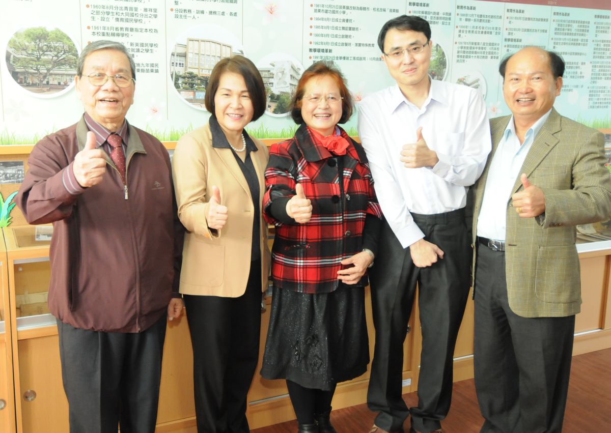 ▲建功校史文化故事館揭牌，副縣長與歷任校長合影。（記者許素蘭／攝）