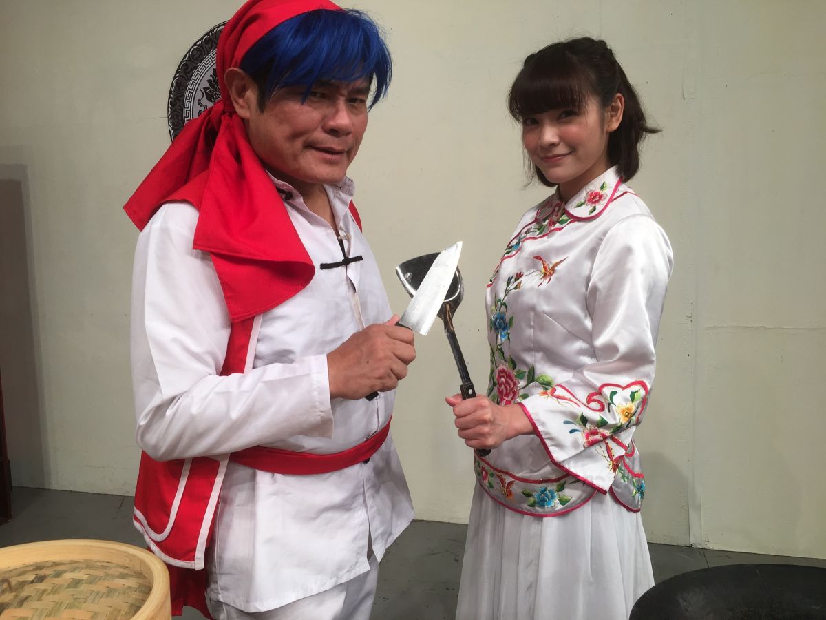 ▲許效舜（左）KUSO經典卡通「中華一番」，扮演主角小當家惡搞料理。（圖／衛視中文台提供，2016.12.9）
