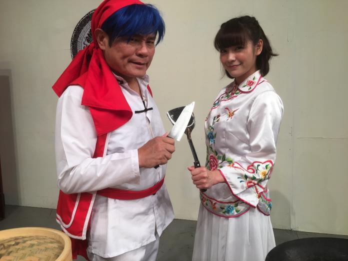 ▲許效舜（左）KUSO經典卡通「中華一番」，扮演主角小當家惡搞料理。（圖／衛視中文台提供，2016.12.9）