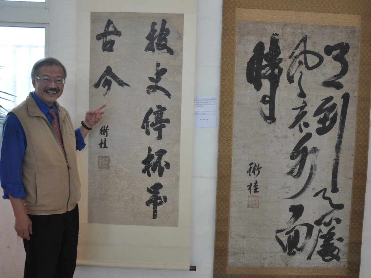 蔡長鐘導覽解說，這2幅朱術桂的作品分別是「披史停杯吊古今」、「月到天心處，風來水面時」，明寧靖王朱術桂明年屆滿400週年冥誕，我國與中國大陸都將舉辦紀念活動。