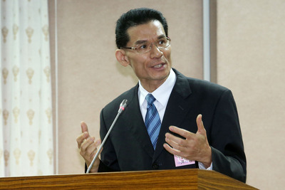 立法院24日展開同性婚姻修法公聽會，護家盟秘書長張守一（圖）上台發言，質疑同性婚姻的正當性。中央社記者吳家昇攝　105年11月24日