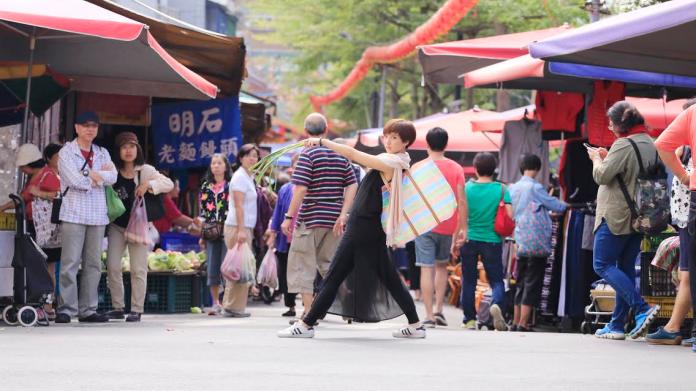 ▲台年輕人用藍白拖鞋展現台灣最潮品味文化。（圖／LiTaiwan 台灣潮時尚粉絲專頁提供）