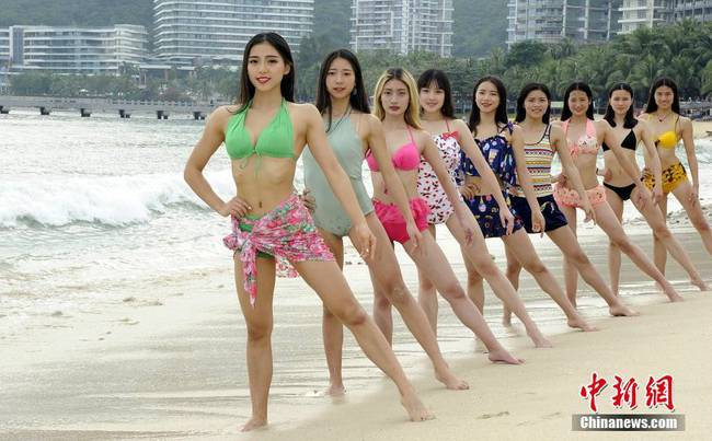 成都大學女子健身隊備戰比基尼大賽。