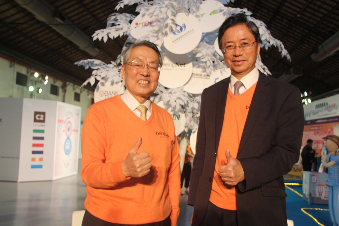 ▲「智網聯盟」相繼啟動智聯農業應用網與智聯醫療應用網，並由前行政院長張善政（圖右）擔任總網會長，與宏碁創辦人施振榮（圖左）共同號召各界將智聯網的思維導入企業DNA帶來新價值。（圖／智網聯盟提供）
