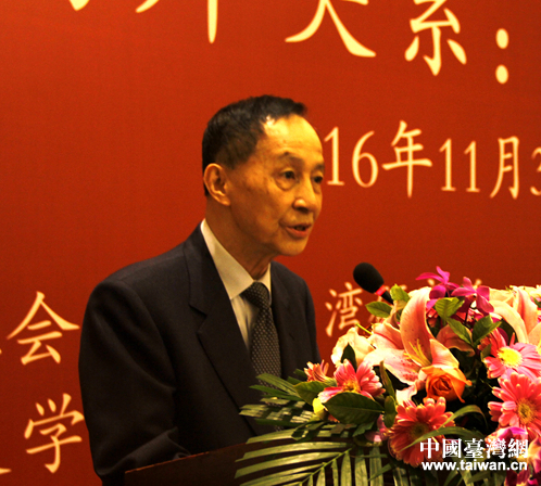 台灣二十一世紀基金會董事長高育仁在第三屆兩岸智庫學術論壇上致辭。