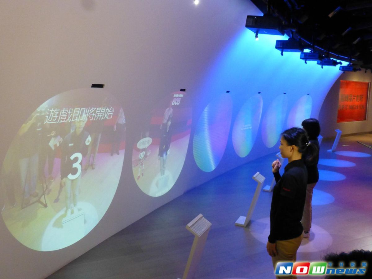 ▲台積電打造「台積創新館」，為了讓展示更加親民，館內嘗試以不同媒材甚至是裝置藝術呈現，即使是一般螢幕也強調玩得很有層次！（圖／記者許家禎攝，2016.12.1）