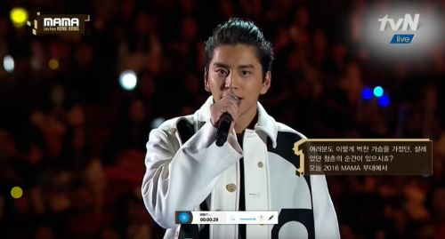 ▲王大陸擔任MAMA引言人,似乎太緊張說出「大平台」讓所有人霧煞煞!(圖/翻攝自youtube,2016.12.04) ▲王大陸擔任MAMA引言人,似乎太緊張說出「大平台」讓所有人霧煞煞!(圖/翻攝自youtube,2016.12.04)