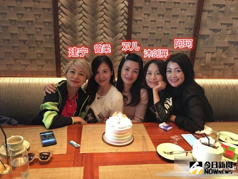 陳小春版「鹿鼎記」5個老婆齊聚，為「阿珂」梁小冰慶祝生日。