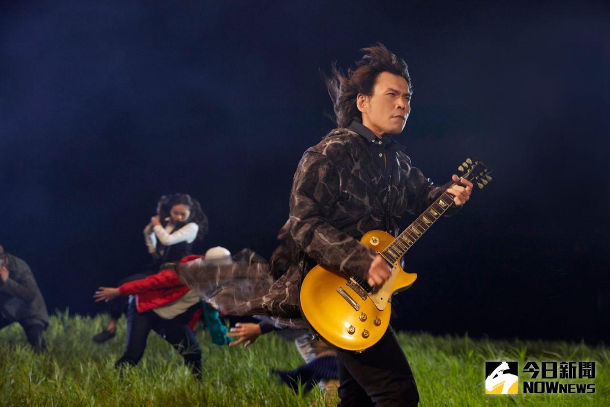 ▲伍佰為展現長髮飄逸風姿，拍攝MV前特地接髮增長。（圖／環球唱片提供，2016.12.21）