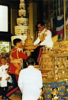 泰國新國王拉瑪十世依法繼位，瓦吉拉隆功（著紅衣者），於1972年12月28日由泰王蒲美蓬（右）策封為王儲並舉行大典。（宮務處提供）中央社記者劉得倉曼谷傳真　105年12月1日