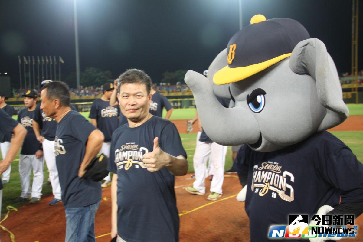 ▲中信兄弟封王，楊培宏比讚。（圖／吳政紘攝）