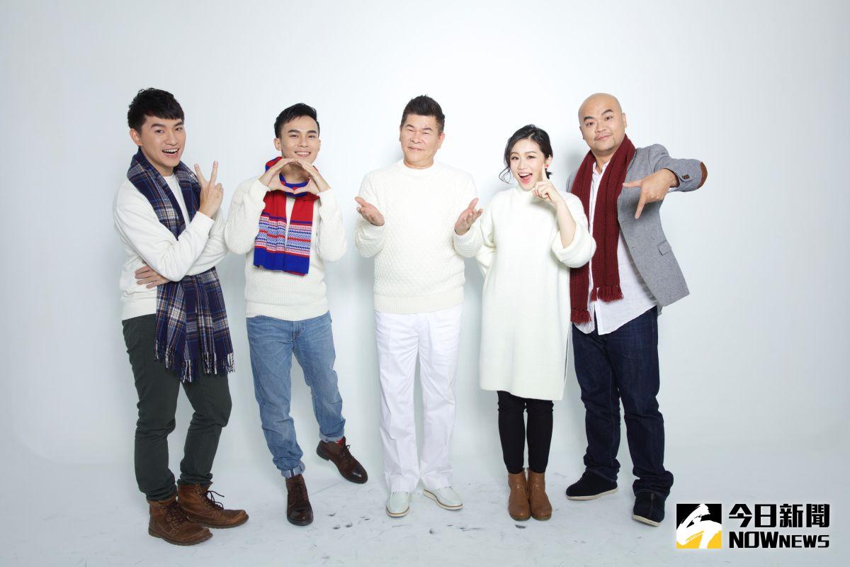 ▲澎恰恰（中）揪《釧兒》演員拍團體照，限時「七秒拍」讓眾人壓力好大。（圖／躍演劇團提供，2016.12.30）