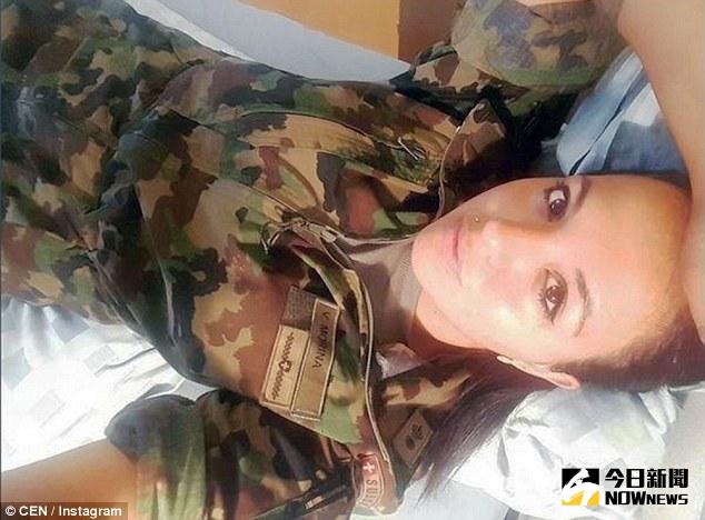 ▲雷斯特因為穿軍服自拍，遭到軍方開除。（圖／翻攝自dailymail）